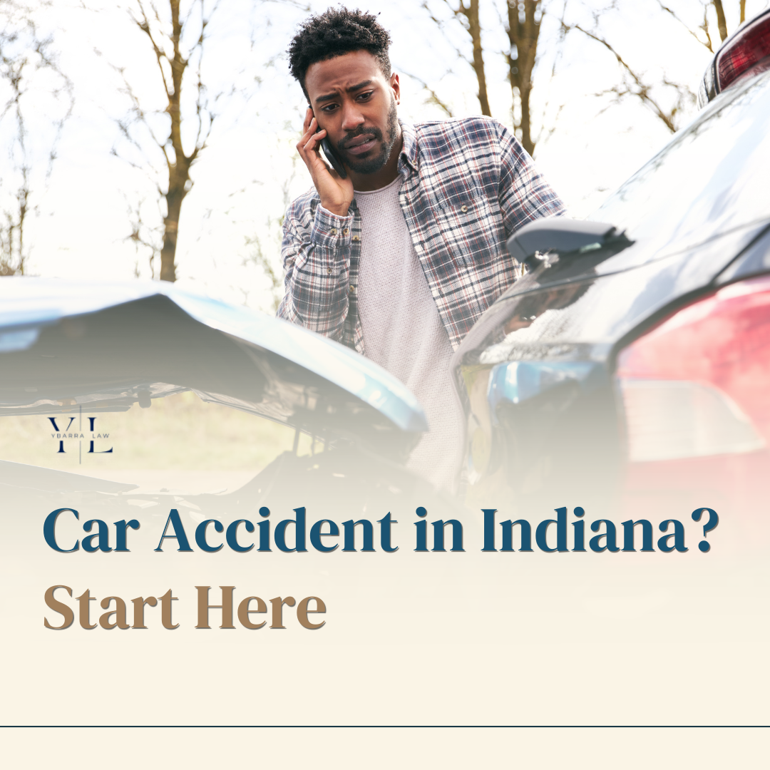 Un hombre hablando por teléfono junto a un auto dañado por un choque, con un texto superpuesto que dice: “¿Accidente de auto en Indiana? Comience aquí” (banner de ayuda legal).