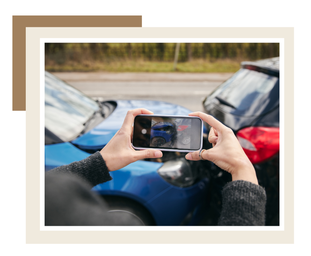 Persona tomando fotos de los daños del vehículo tras un accidente