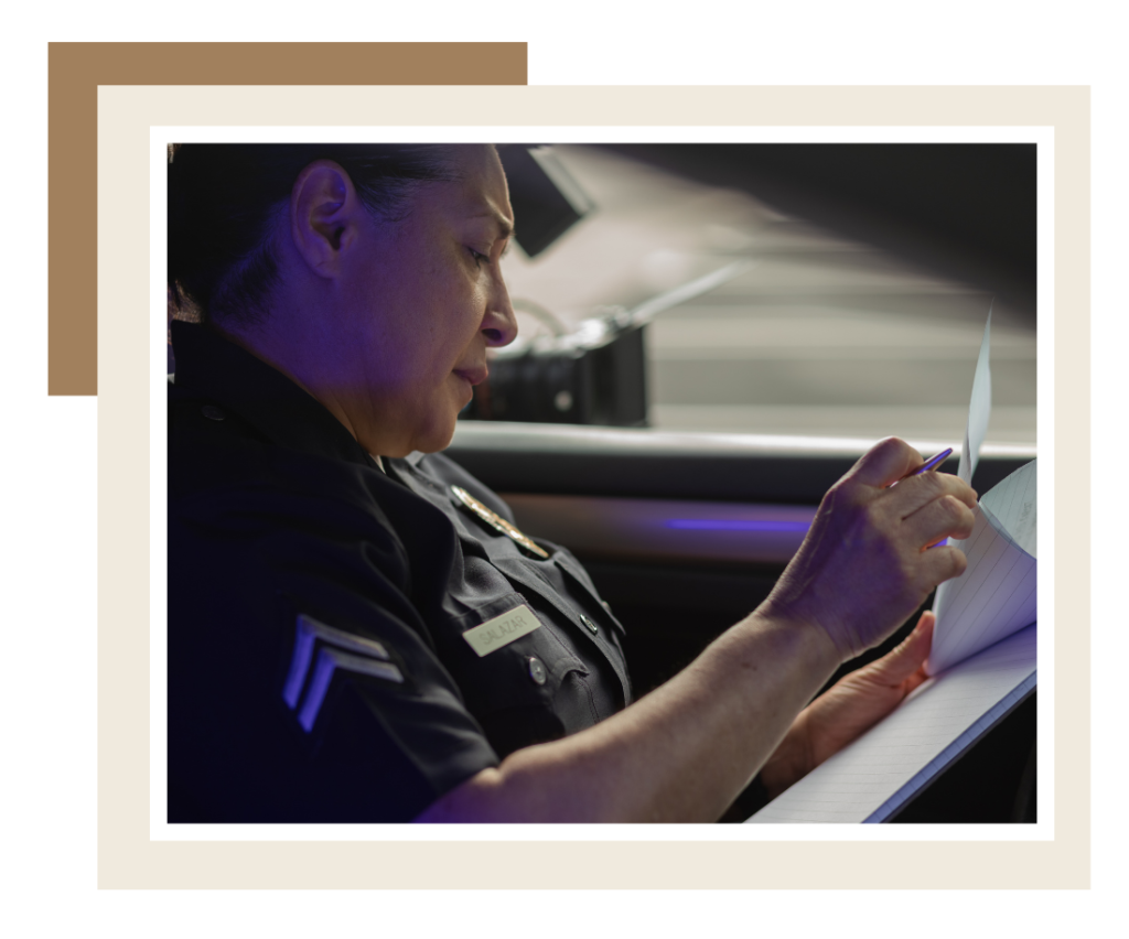 Oficial de policía escribiendo un informe de accidente