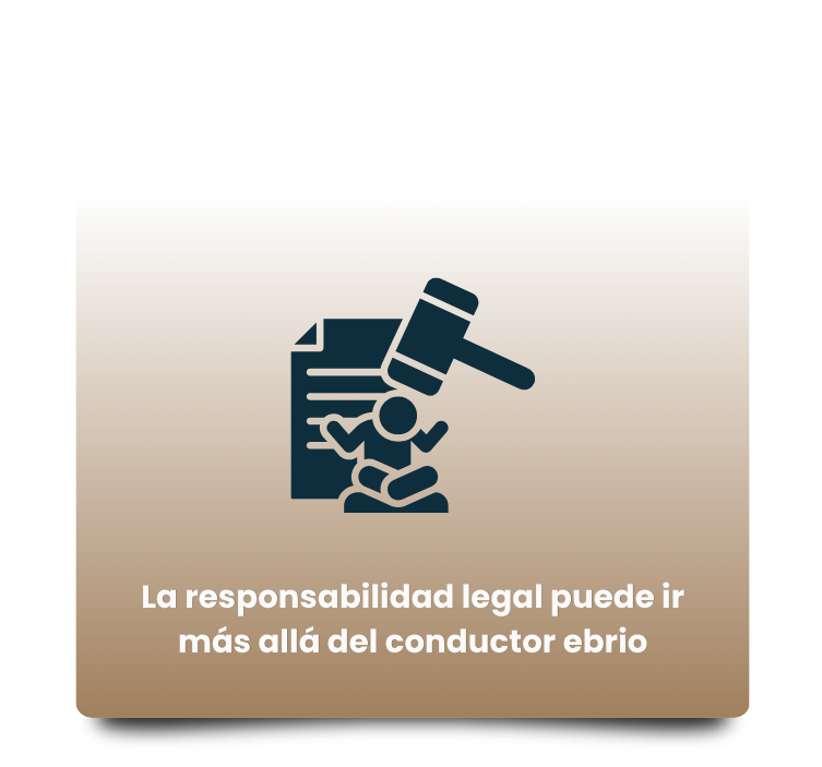 Gavel golpeando un documento con una figura humana, sobre un fondo marrón; texto en español:'La responsabilidad legal puede ir más allá del conductor ebrio' (informativo).